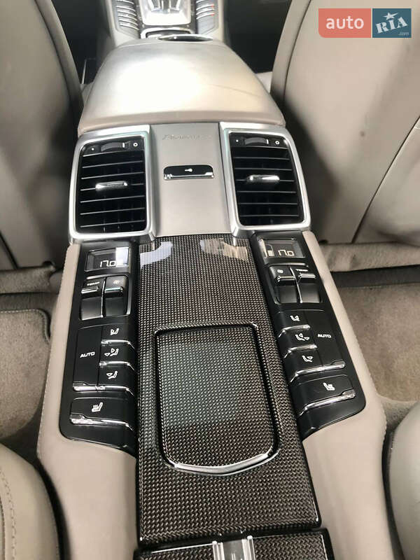 Седан Porsche Panamera 2010 в Киеве