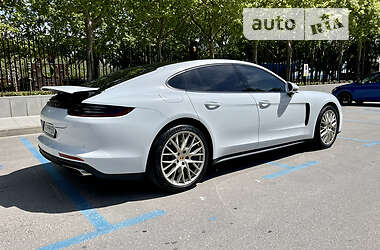 Лифтбек Porsche Panamera 2020 в 