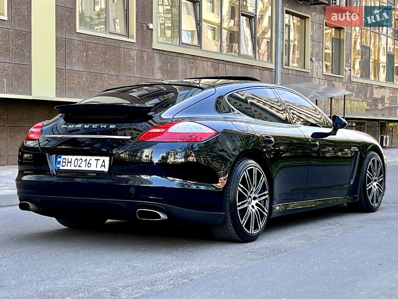 Седан Porsche Panamera 2012 в Одессе