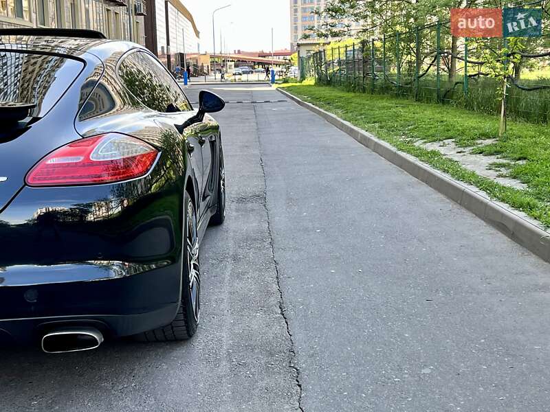 Седан Porsche Panamera 2012 в Одессе
