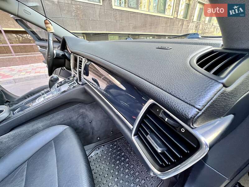 Седан Porsche Panamera 2012 в Одессе