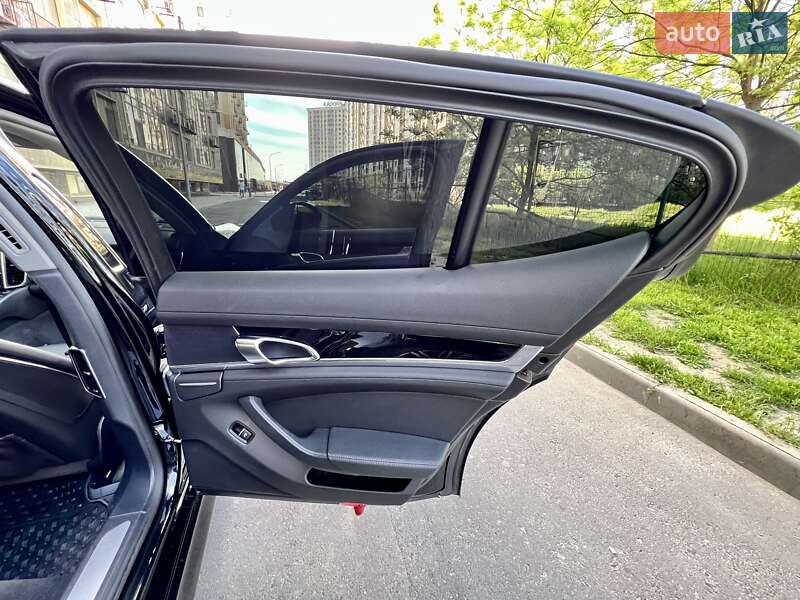 Седан Porsche Panamera 2012 в Одессе