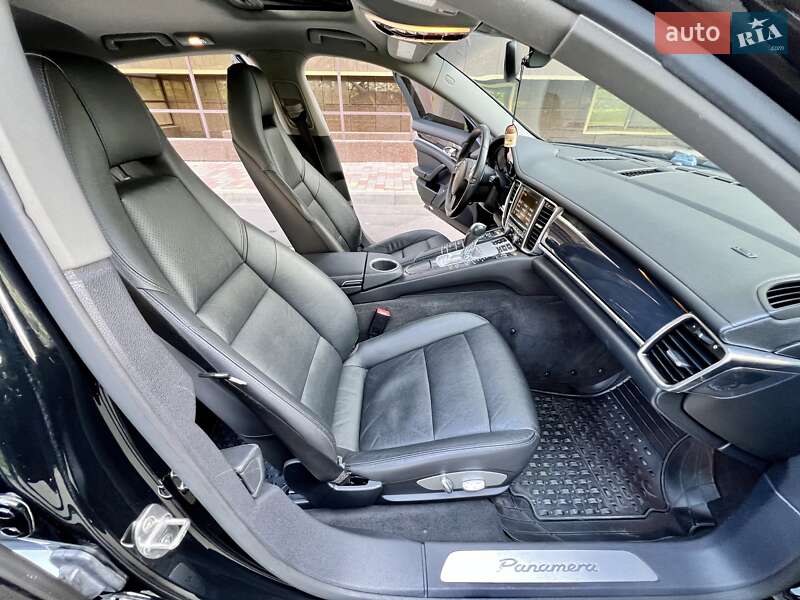 Седан Porsche Panamera 2012 в Одессе