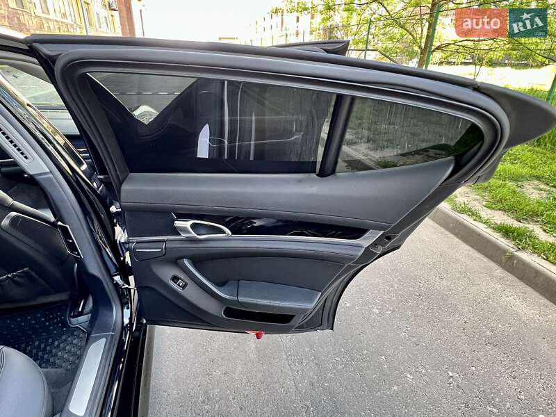 Седан Porsche Panamera 2012 в Одессе