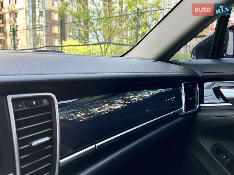 Седан Porsche Panamera 2012 в Одессе