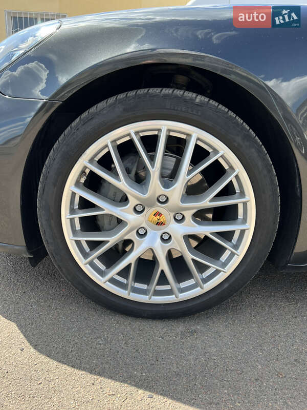 Фастбэк Porsche Panamera 2017 в Житомире