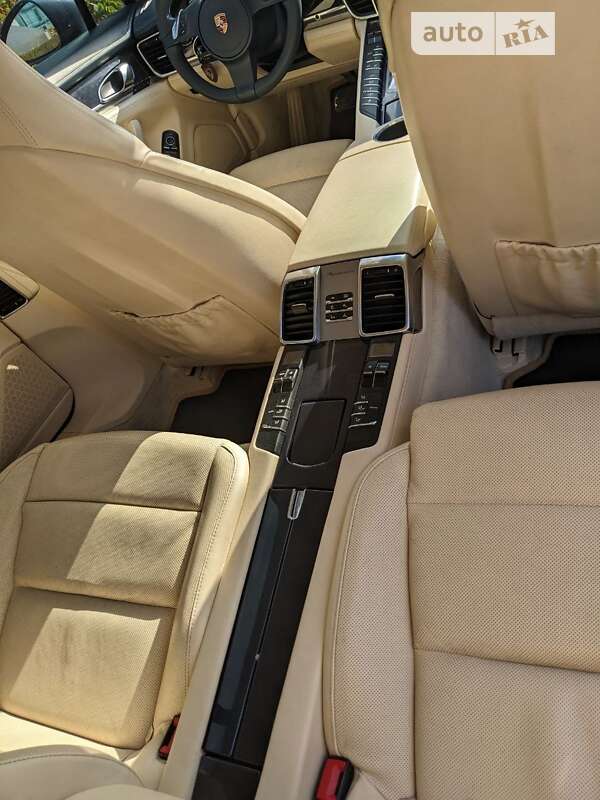 Фастбек Porsche Panamera 2010 в Києві