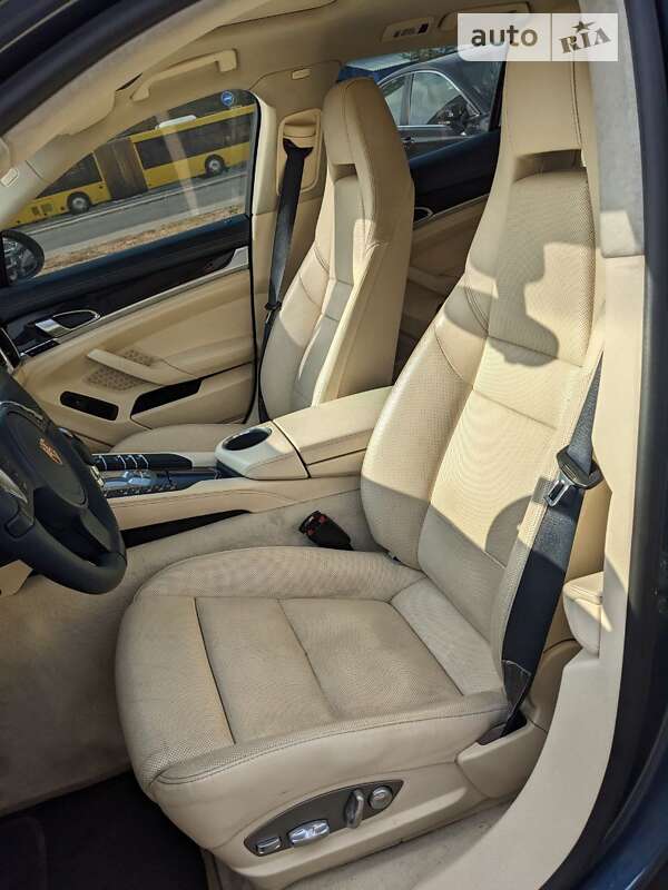 Фастбек Porsche Panamera 2010 в Києві