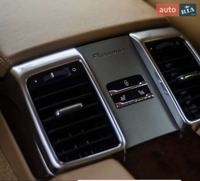 Фастбэк Porsche Panamera 2012 в Львове