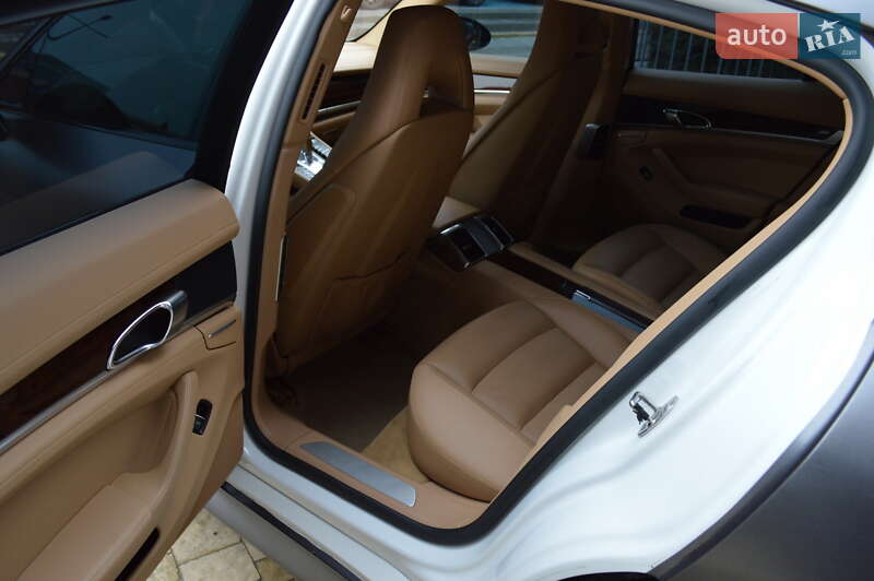 Фастбэк Porsche Panamera 2011 в Львове