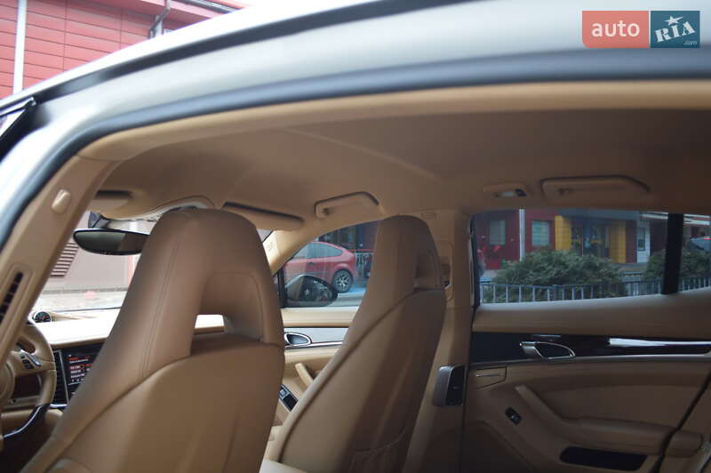Фастбэк Porsche Panamera 2011 в Львове