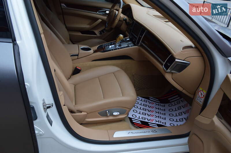 Фастбэк Porsche Panamera 2011 в Львове