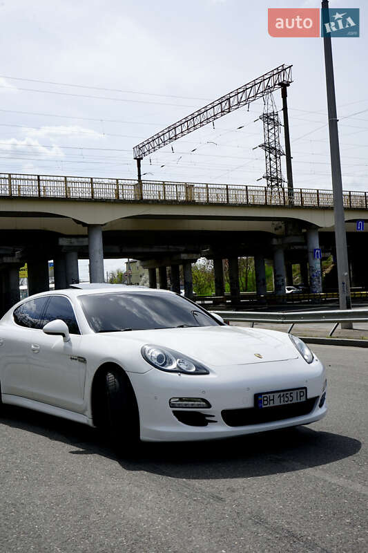 Фастбэк Porsche Panamera 2011 в Одессе