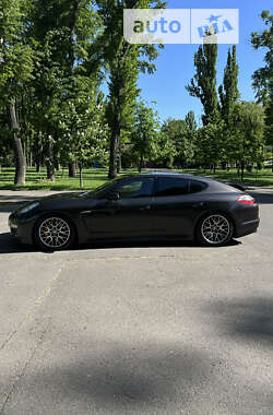 Лифтбек Porsche Panamera 2011 в 