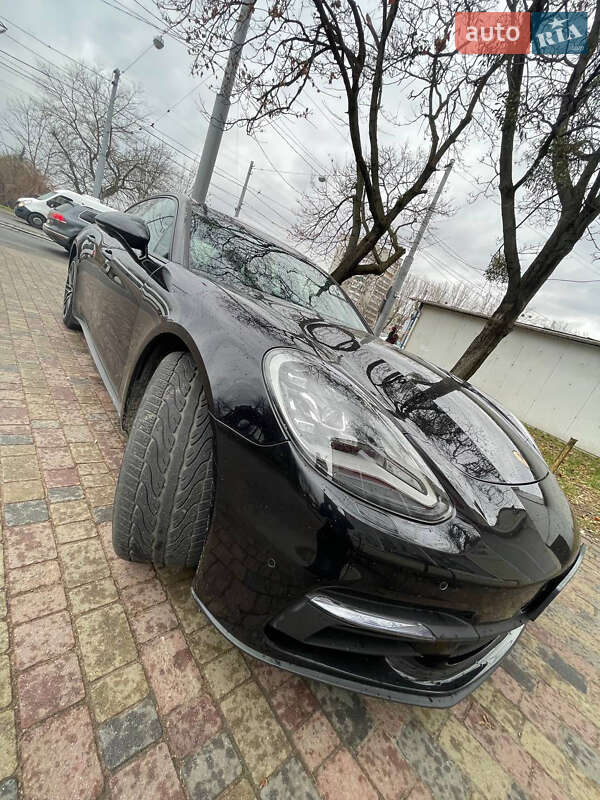 Фастбэк Porsche Panamera 2018 в Львове