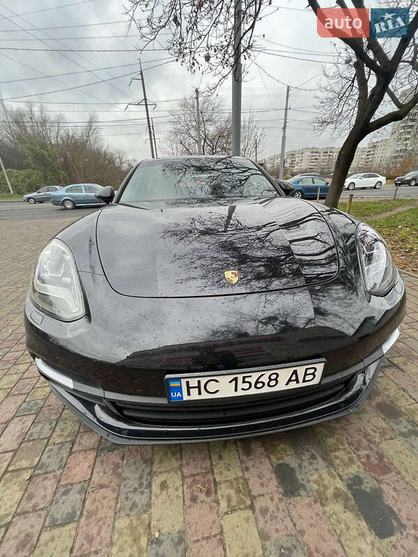 Фастбэк Porsche Panamera 2018 в Львове