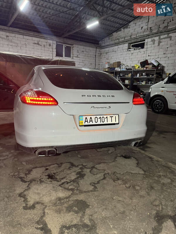 Фастбэк Porsche Panamera 2010 в Киеве