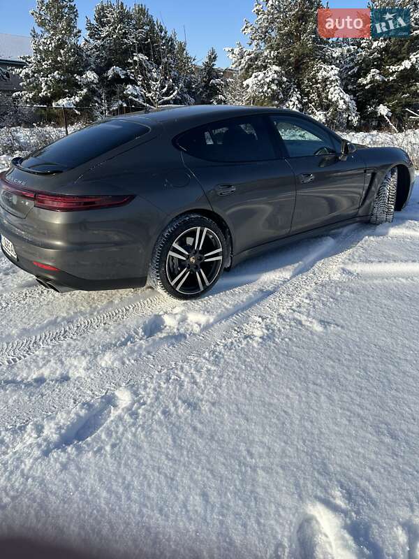 Фастбэк Porsche Panamera 2013 в Ворзеле