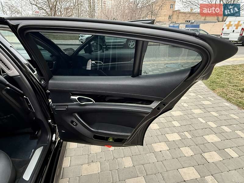 Фастбэк Porsche Panamera 2011 в Одессе