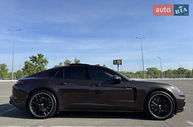 Фастбек Porsche Panamera 2018 в 