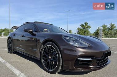 Фастбек Porsche Panamera 2018 в 