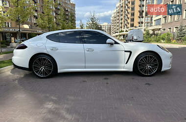 Фастбэк Porsche Panamera 2013 в 