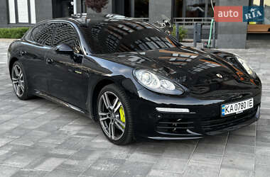 Фастбэк Porsche Panamera 2013 в 