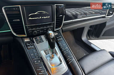Фастбэк Porsche Panamera 2013 в 