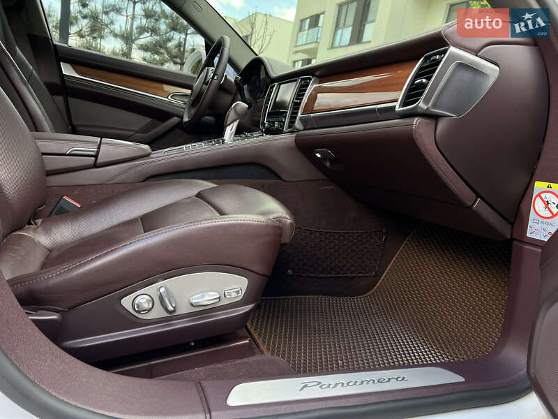 Фастбэк Porsche Panamera 2012 в Днепре