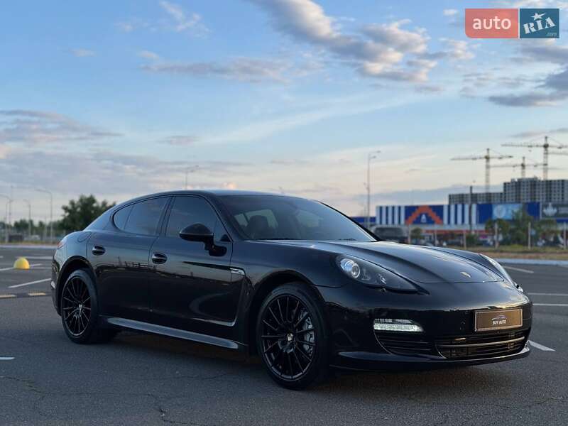 Фастбек Porsche Panamera 2011 в Києві