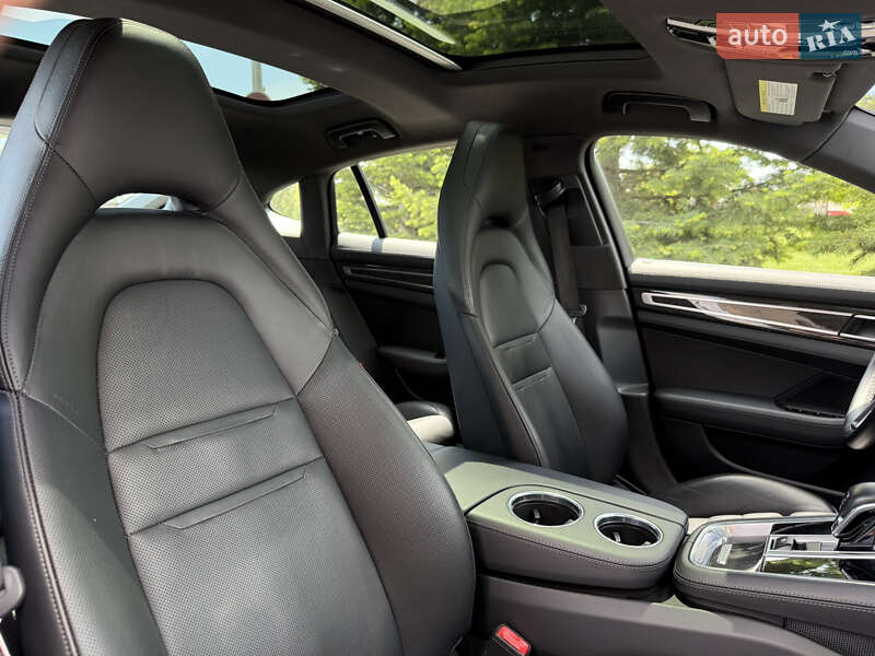 Фастбек Porsche Panamera 2018 в Одесі