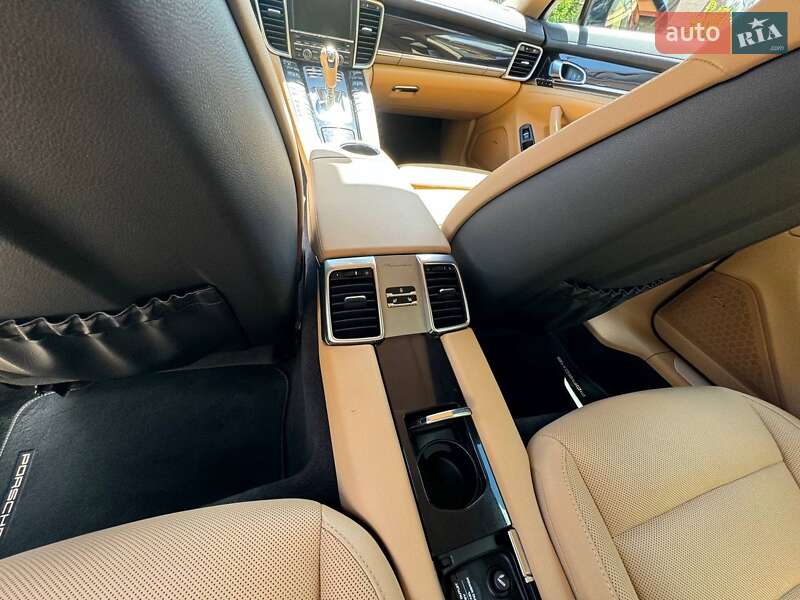 Фастбэк Porsche Panamera 2015 в Киеве