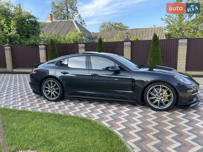 Фастбек Porsche Panamera 2018 в Києві