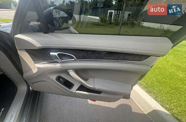 Фастбэк Porsche Panamera 2012 в 