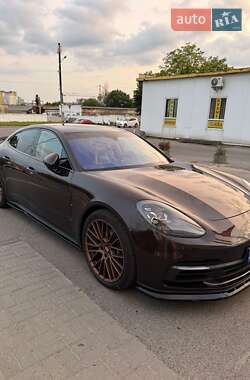 Фастбэк Porsche Panamera 2018 в 