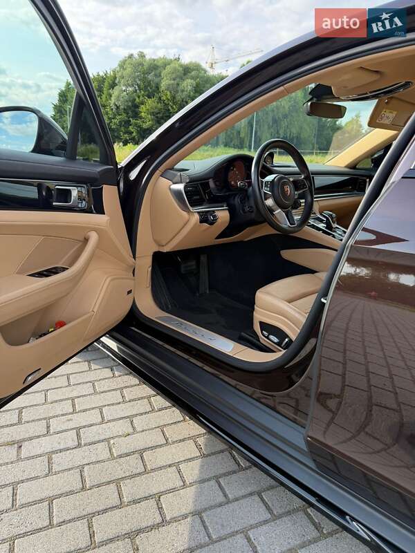 Фастбэк Porsche Panamera 2018 в Львове