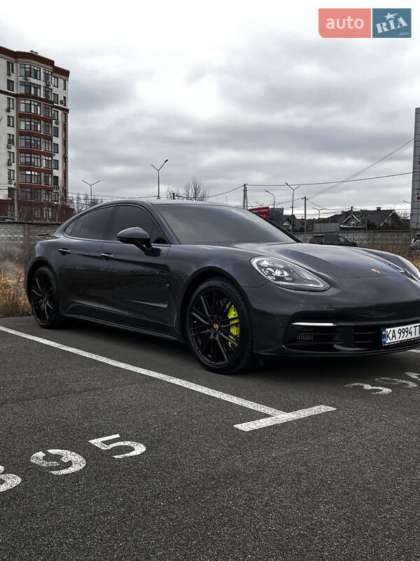 Фастбэк Porsche Panamera 2018 в Киеве