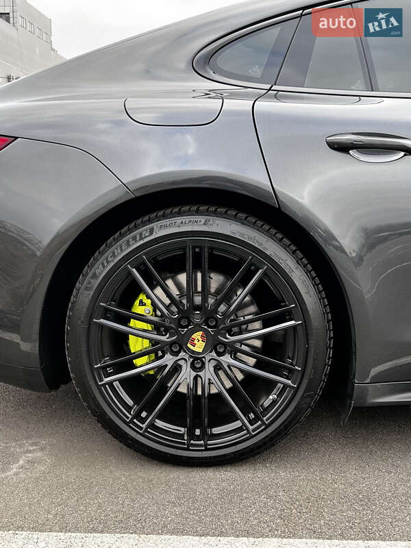 Фастбэк Porsche Panamera 2018 в Киеве