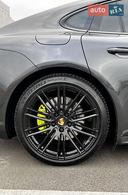 Фастбэк Porsche Panamera 2018 в 