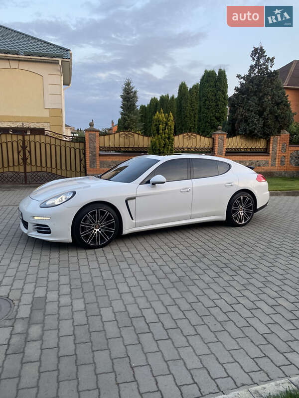 Фастбэк Porsche Panamera 2015 в Киеве