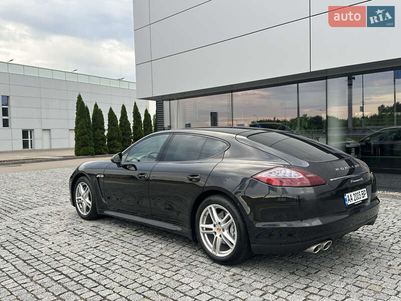 Фастбек Porsche Panamera 2011 в Києві
