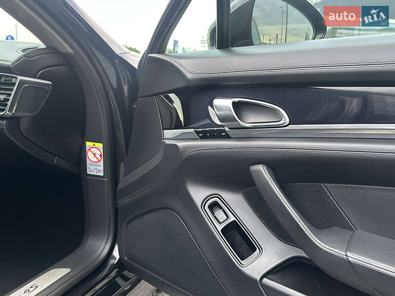 Фастбек Porsche Panamera 2011 в Києві