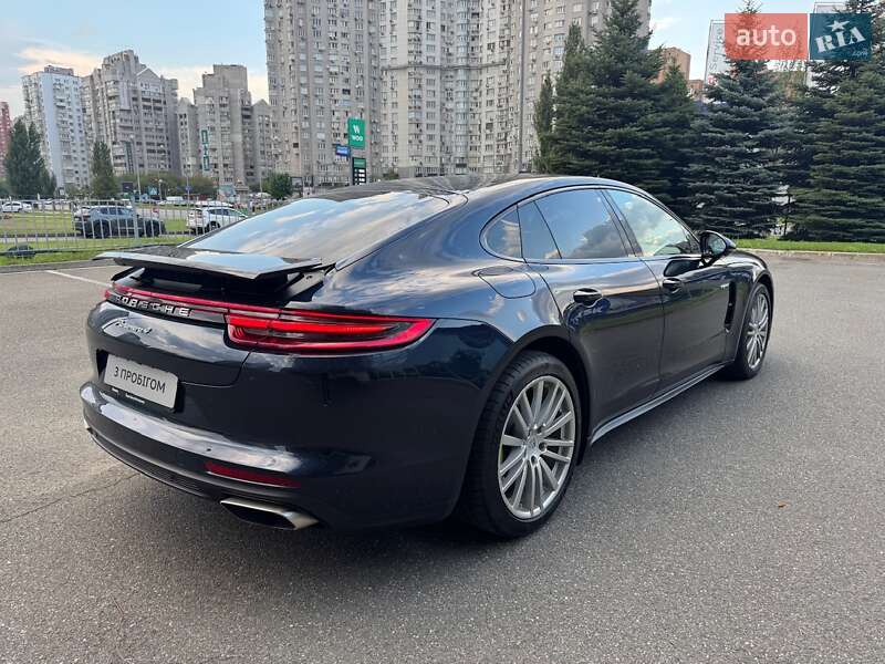 Фастбэк Porsche Panamera 2018 в Киеве