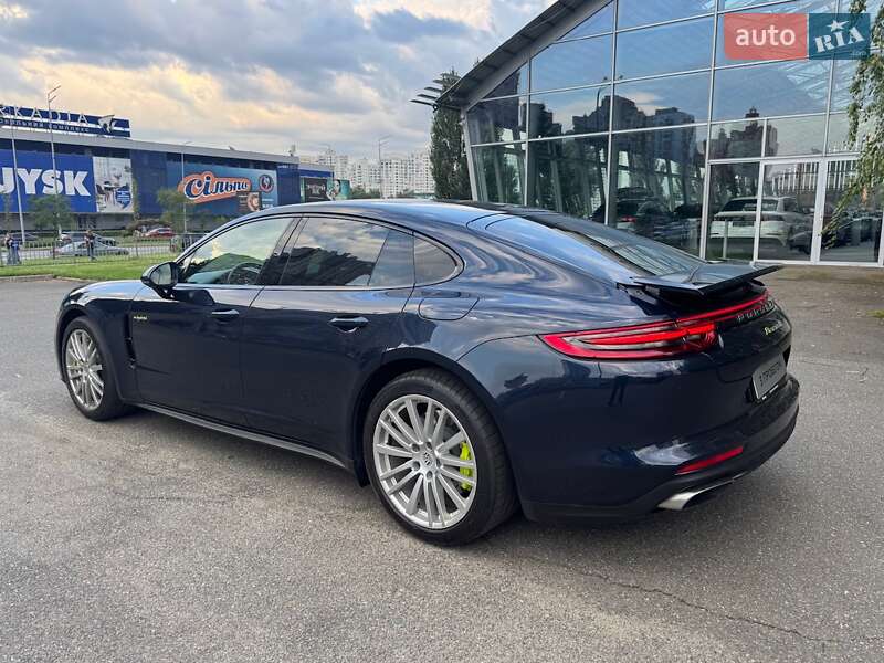 Фастбэк Porsche Panamera 2018 в Киеве