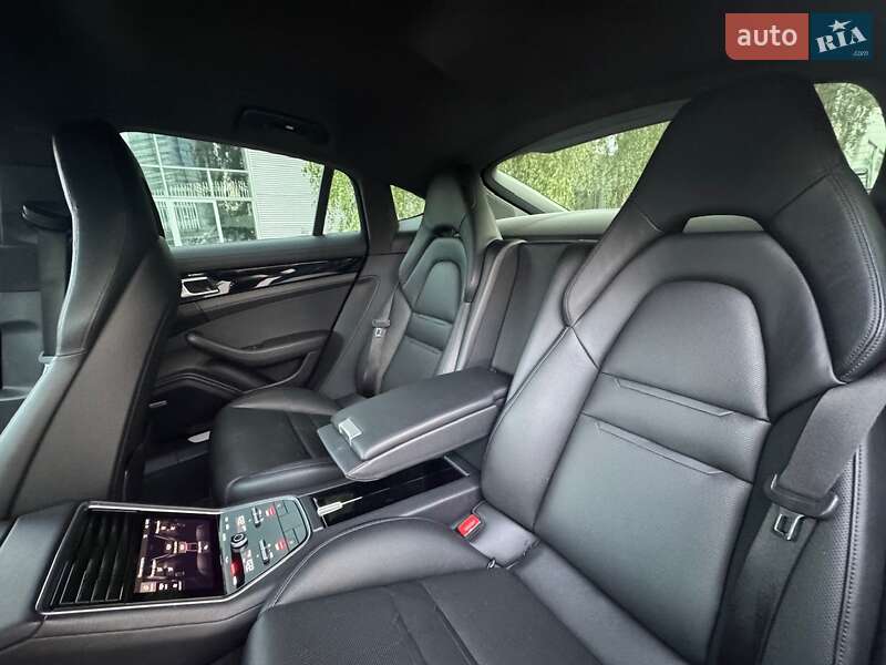 Фастбэк Porsche Panamera 2018 в Киеве