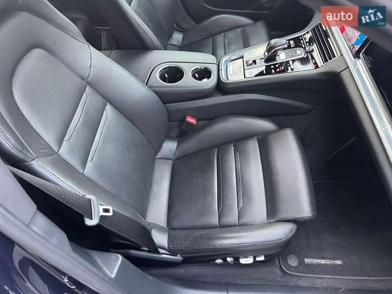 Фастбэк Porsche Panamera 2018 в Киеве