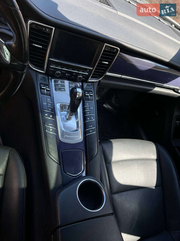 Фастбек Porsche Panamera 2010 в Києві