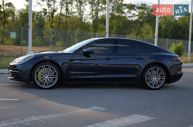 Фастбэк Porsche Panamera 2019 в 