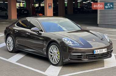 Фастбэк Porsche Panamera 2019 в 