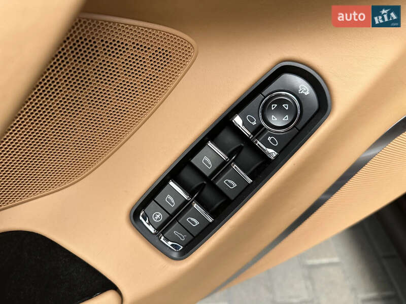 Фастбек Porsche Panamera 2010 в Києві